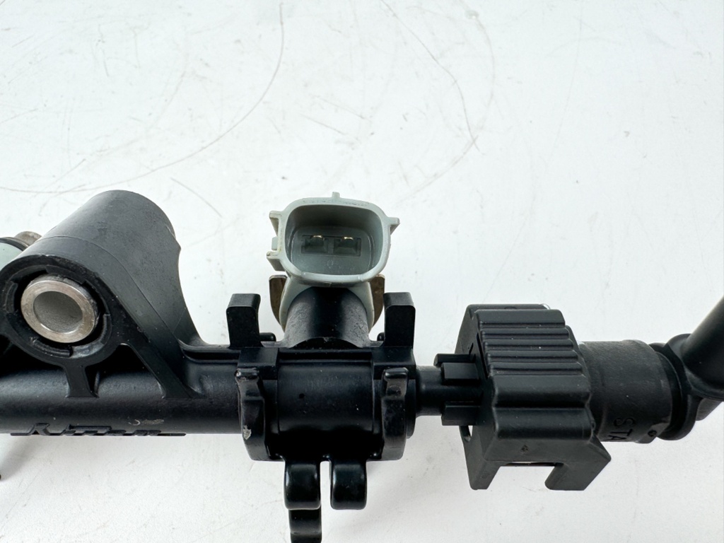 2014 Yamaha 40 HP 4 Stroke Outboard Fuel Injector Set W/ Rail 6BG-13161-00-00 OEM