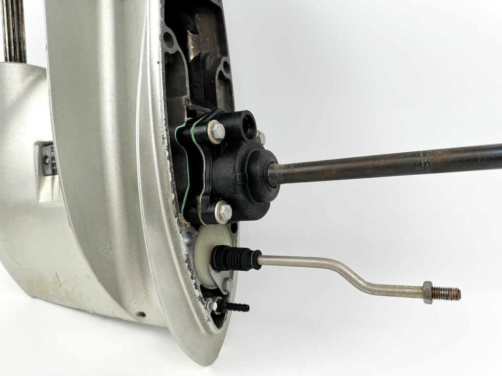 01-07 Honda 40 50 HP 4 Stroke Outboard 20" Lower Unit Gear Case 41100-ZW4-H16ZA