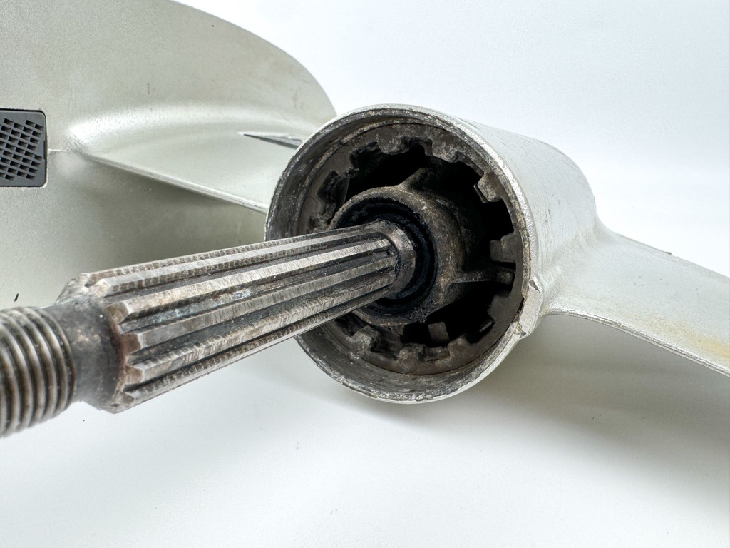 01-07 Honda 40 50 HP 4 Stroke Outboard 20" Lower Unit Gear Case 41100-ZW4-H16ZA