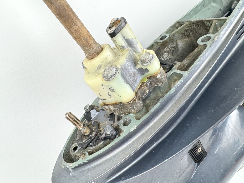 1984 - 1998 Yamaha 90HP 2 Stroke Outboard 20" Long Lower Unit Gear Case Assembly