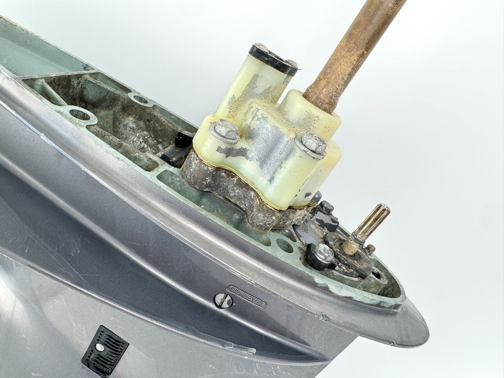 1984 - 1998 Yamaha 90HP 2 Stroke Outboard 20" Long Lower Unit Gear Case Assembly