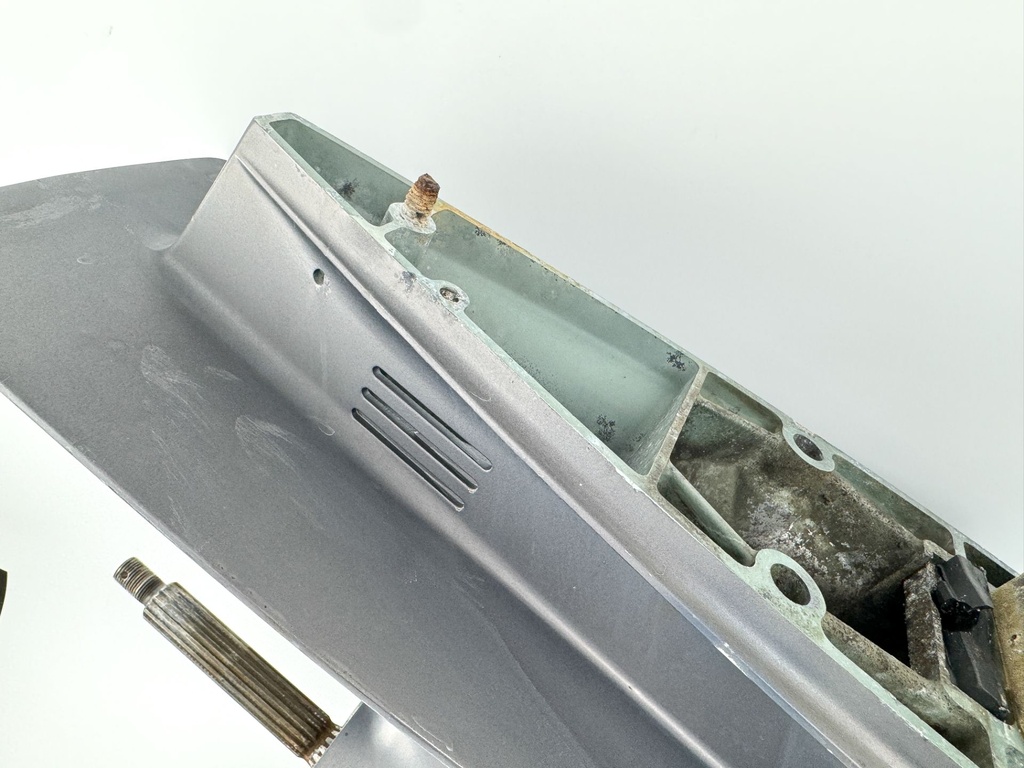 1984 - 1998 Yamaha 90HP 2 Stroke Outboard 20" Long Lower Unit Gear Case Assembly