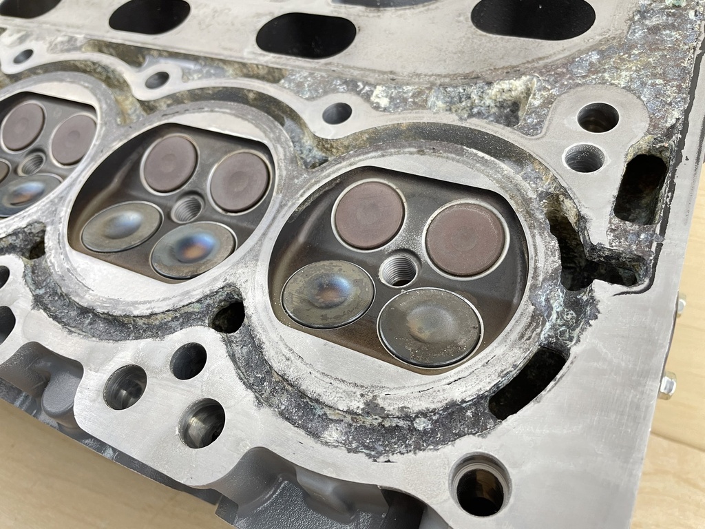 2011 Suzuki 90HP DF90A 4 Stroke Cylinder Head Assembly 11100-87L01