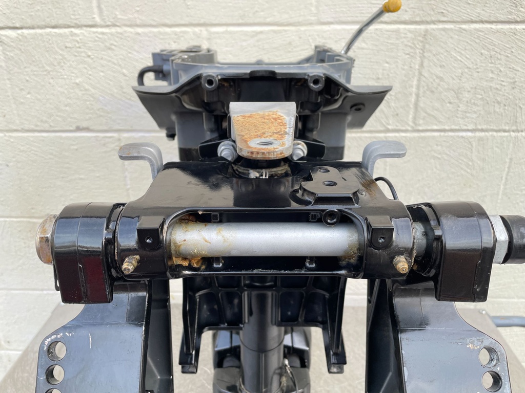 2016 Suzuki 40 HP 4 Stroke Outboard Complete Midsection & Swivel Bracket 11501-88L01-0EP OEM