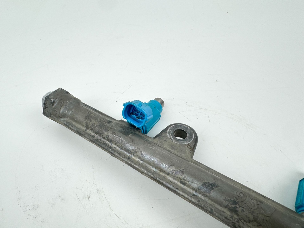 2007 Suzuki 250 HP 4 Stroke Outboard Fuel Injector Set W/ Rail 15710-93J00 OEM