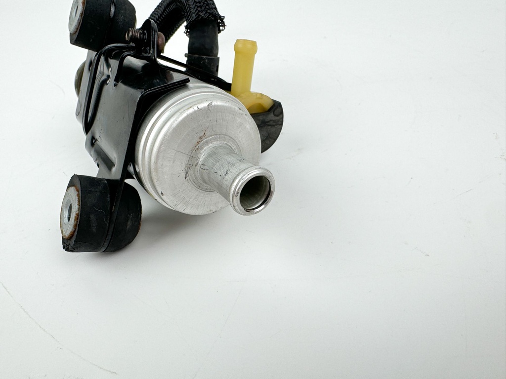 2007 Suzuki 250 HP 4 Stroke Outboard Fuel Pump 15100-94900 OEM