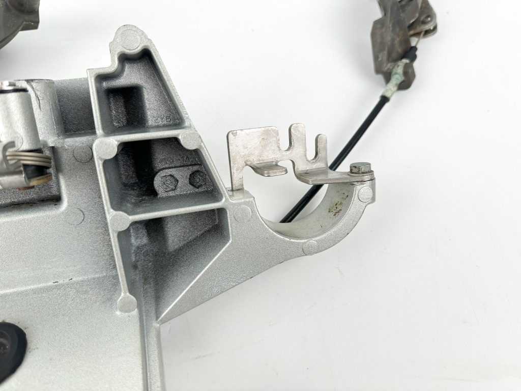 2007 Honda 135 HP 4 Stroke Outboard Front Cowling Latch Bracket 40154-ZY6-000ZA OEM