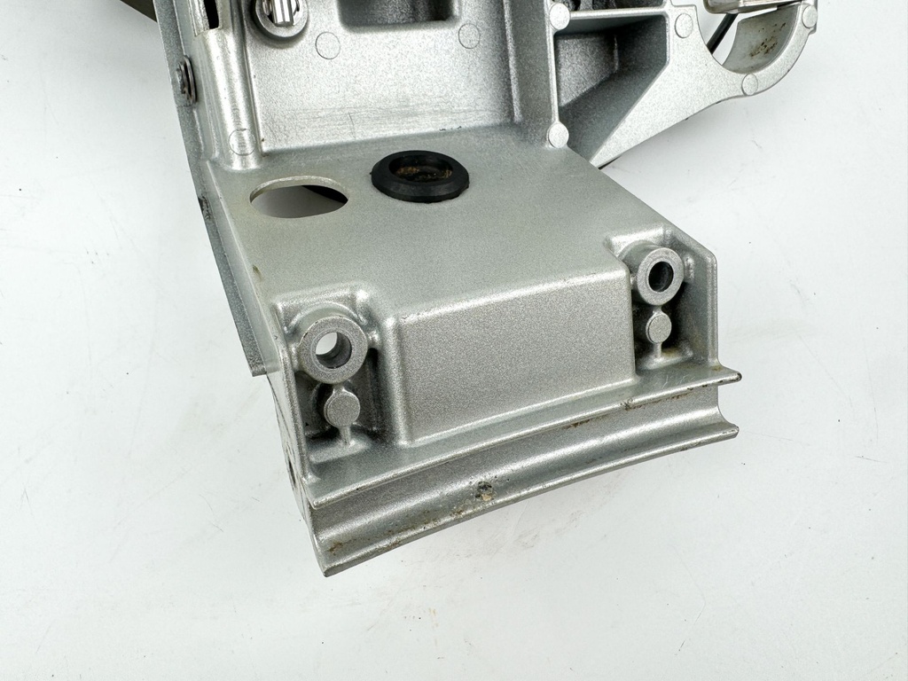 2007 Honda 135 HP 4 Stroke Outboard Front Cowling Latch Bracket 40154-ZY6-000ZA OEM