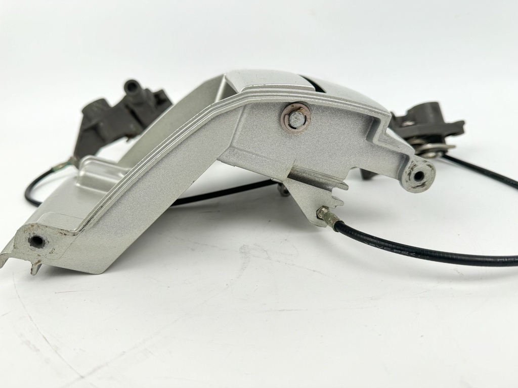 2007 Honda 135 HP 4 Stroke Outboard Front Cowling Latch Bracket 40154-ZY6-000ZA OEM