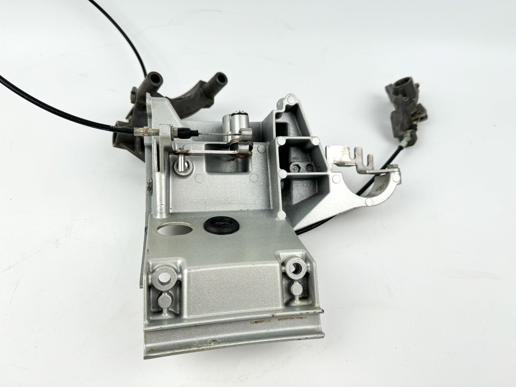 2007 Honda 135 HP 4 Stroke Outboard Front Cowling Latch Bracket 40154-ZY6-000ZA OEM