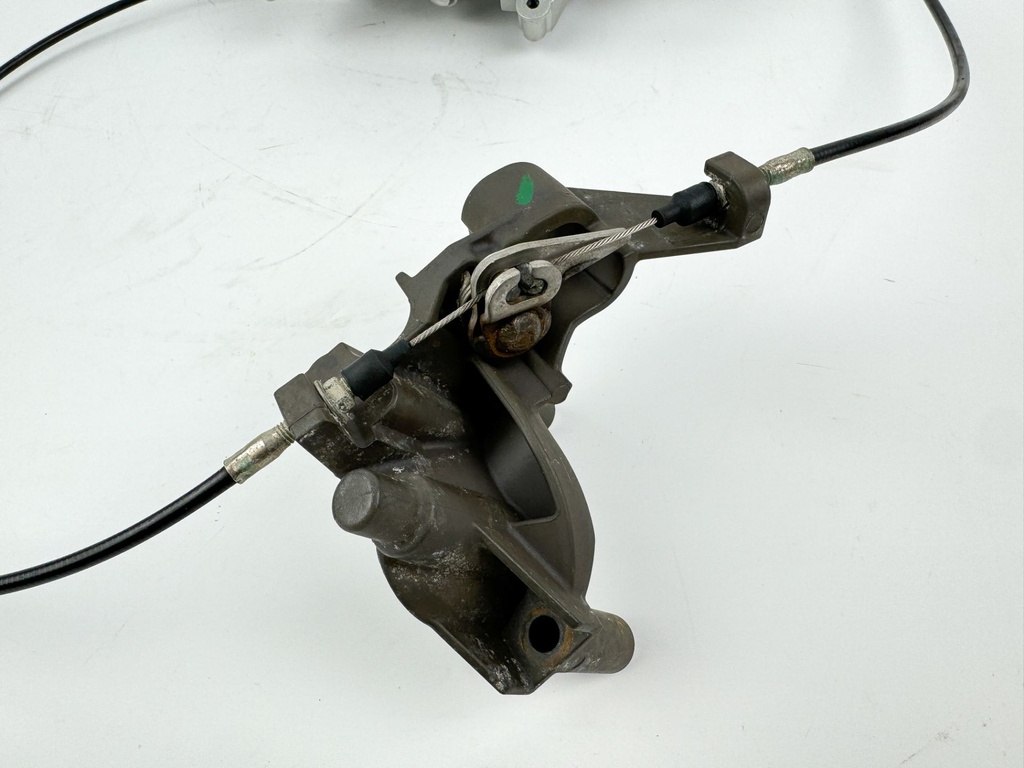 2007 Honda 135 HP 4 Stroke Outboard Front Cowling Latch Bracket 40154-ZY6-000ZA OEM