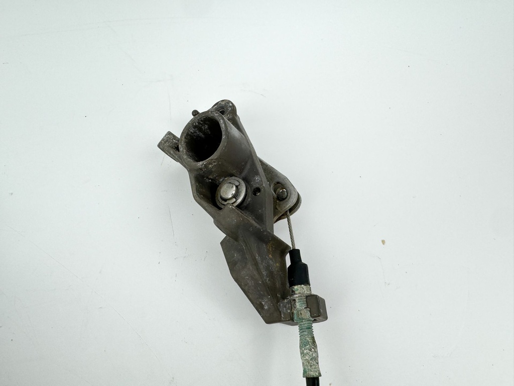 2007 Honda 135 HP 4 Stroke Outboard Front Cowling Latch Bracket 40154-ZY6-000ZA OEM