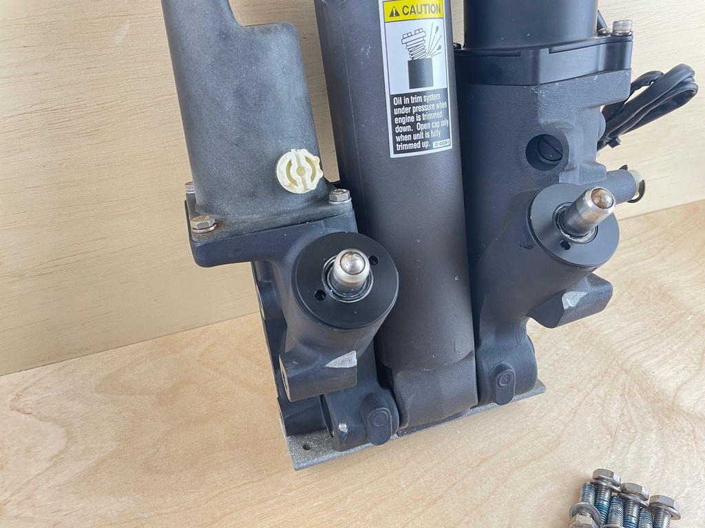 2003 Mercury 200HP 2 Stroke Outboard Power Trim & Tilt Assembly 855998A3 8M0168222