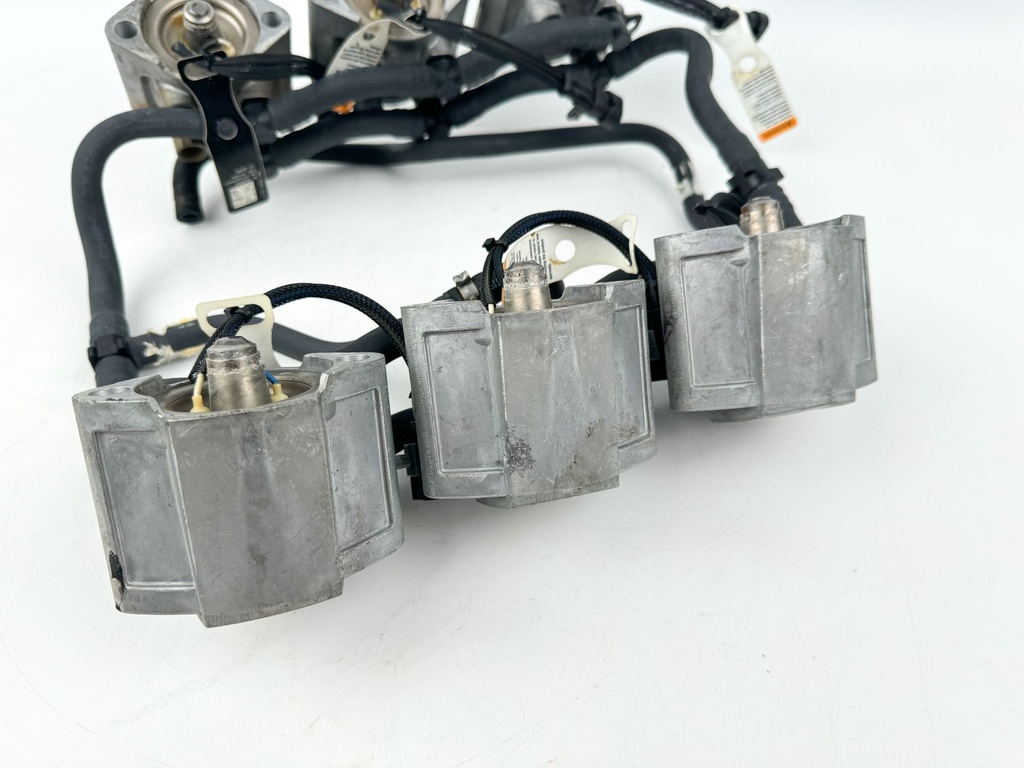 2013 Evinrude 150 HP 2 Stroke Outboard Fuel Injector Set W/ Rail 5007765 OEM