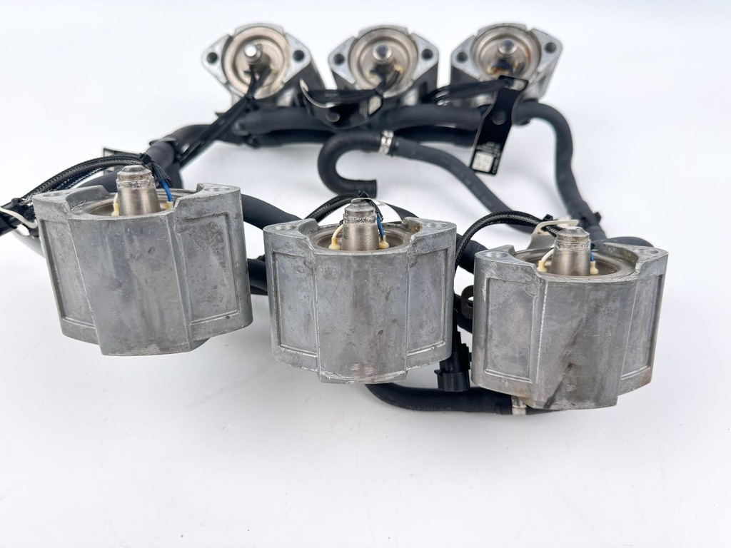 2013 Evinrude 150 HP 2 Stroke Outboard Fuel Injector Set W/ Rail 5007765 OEM