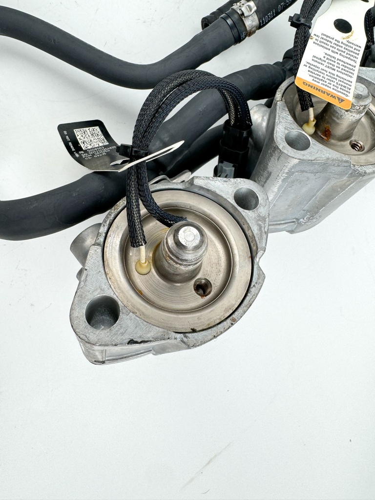 2013 Evinrude 150 HP 2 Stroke Outboard Fuel Injector Set W/ Rail 5007765 OEM