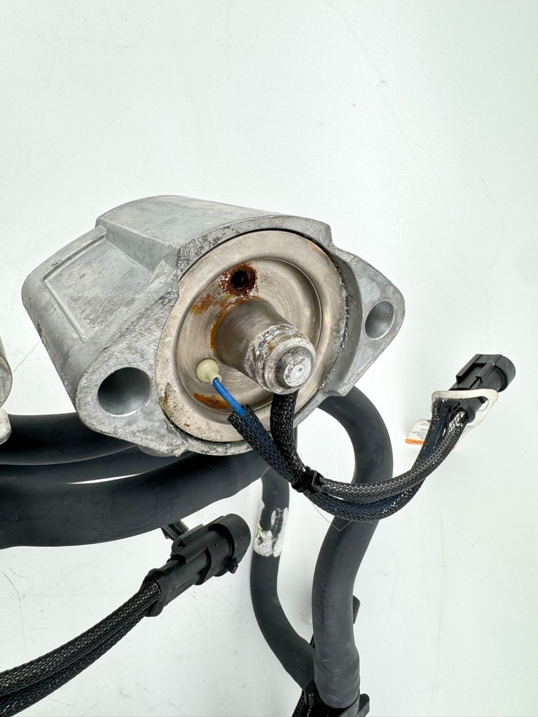 2013 Evinrude 150 HP 2 Stroke Outboard Fuel Injector Set W/ Rail 5007765 OEM