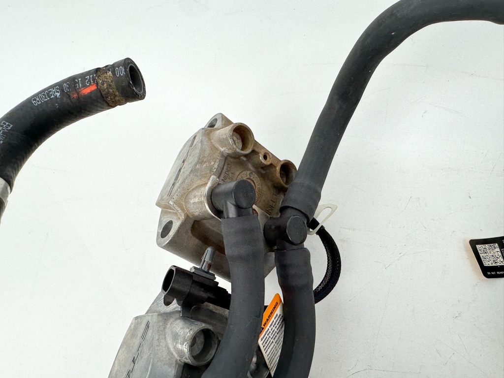 2013 Evinrude 150 HP 2 Stroke Outboard Fuel Injector Set W/ Rail 5007765 OEM