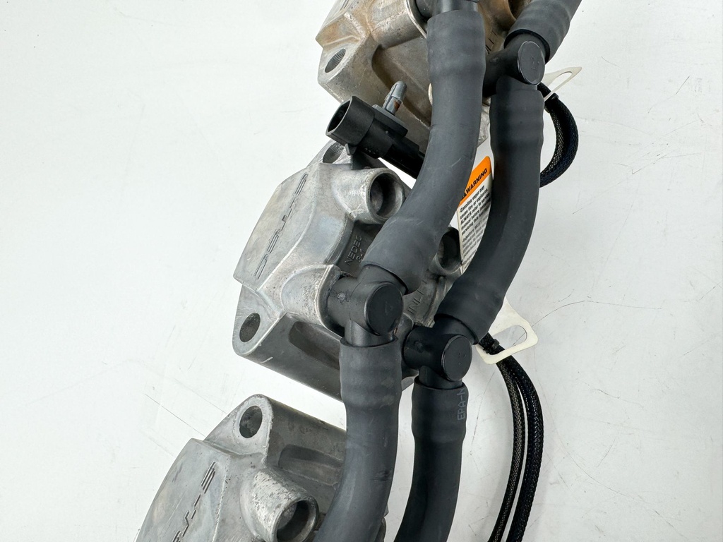 2013 Evinrude 150 HP 2 Stroke Outboard Fuel Injector Set W/ Rail 5007765 OEM