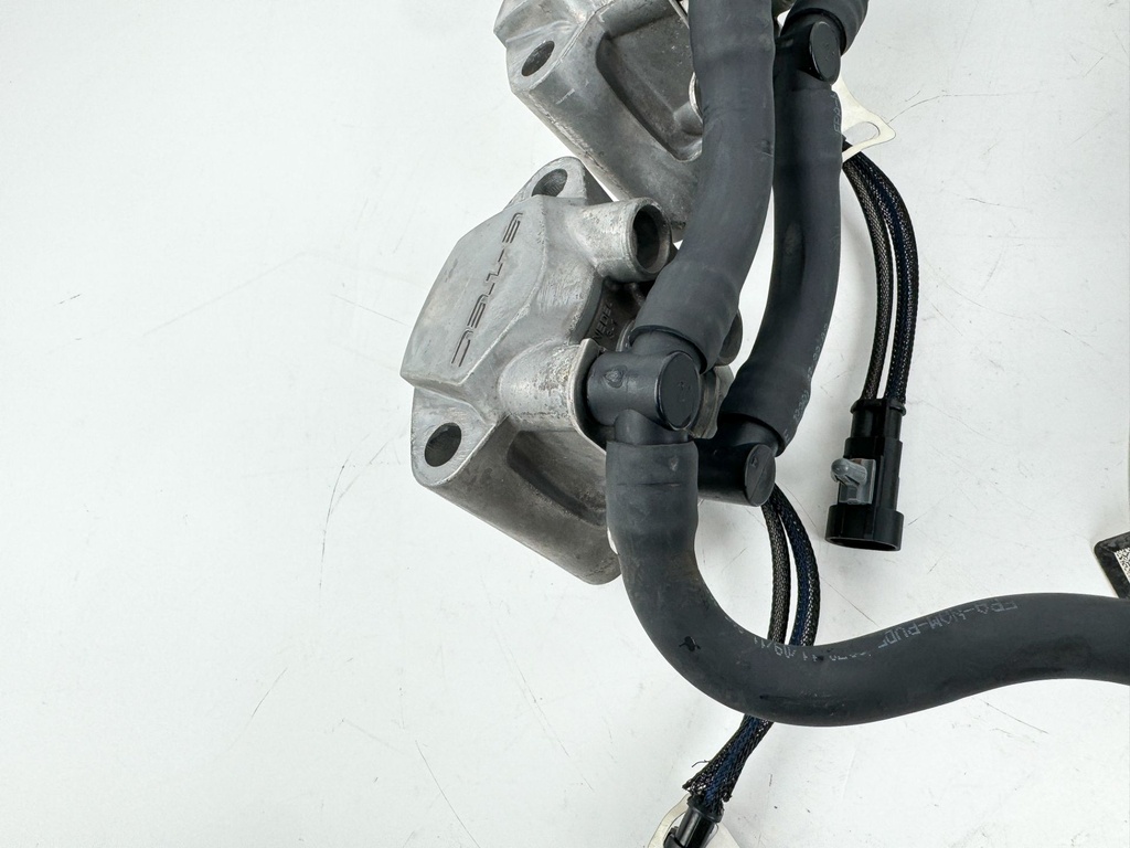 2013 Evinrude 150 HP 2 Stroke Outboard Fuel Injector Set W/ Rail 5007765 OEM