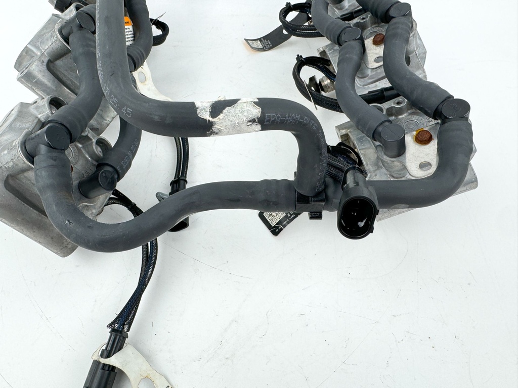 2013 Evinrude 150 HP 2 Stroke Outboard Fuel Injector Set W/ Rail 5007765 OEM