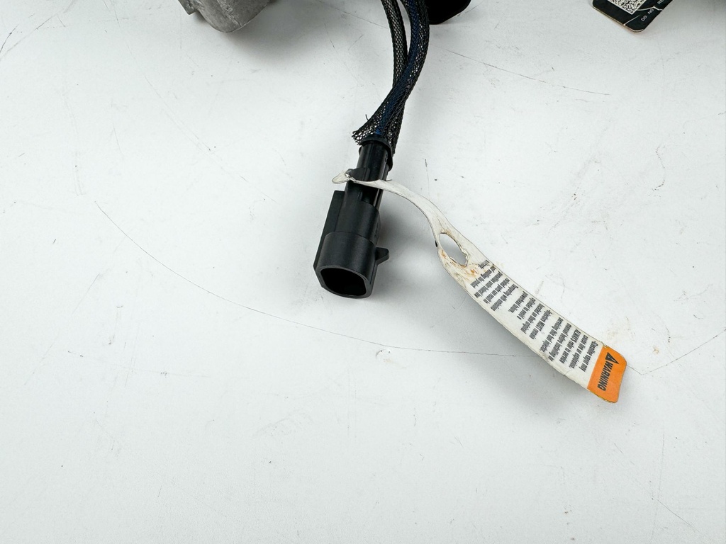 2013 Evinrude 150 HP 2 Stroke Outboard Fuel Injector Set W/ Rail 5007765 OEM