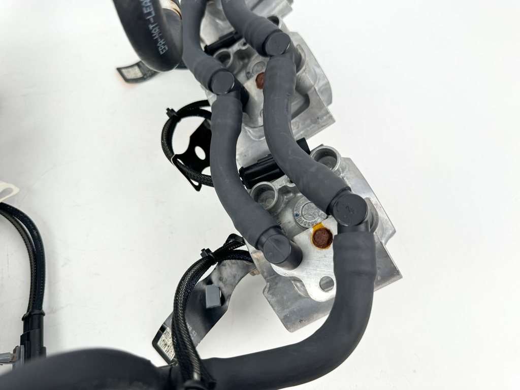 2013 Evinrude 150 HP 2 Stroke Outboard Fuel Injector Set W/ Rail 5007765 OEM