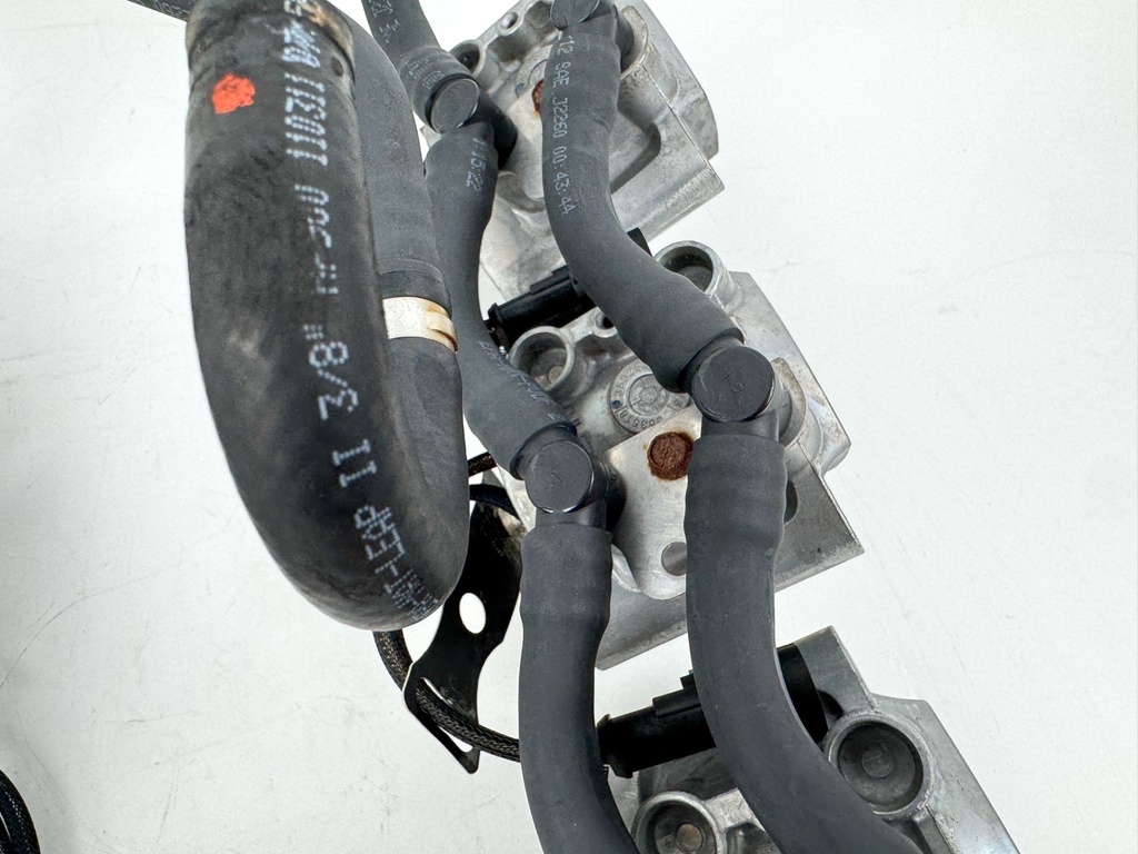 2013 Evinrude 150 HP 2 Stroke Outboard Fuel Injector Set W/ Rail 5007765 OEM