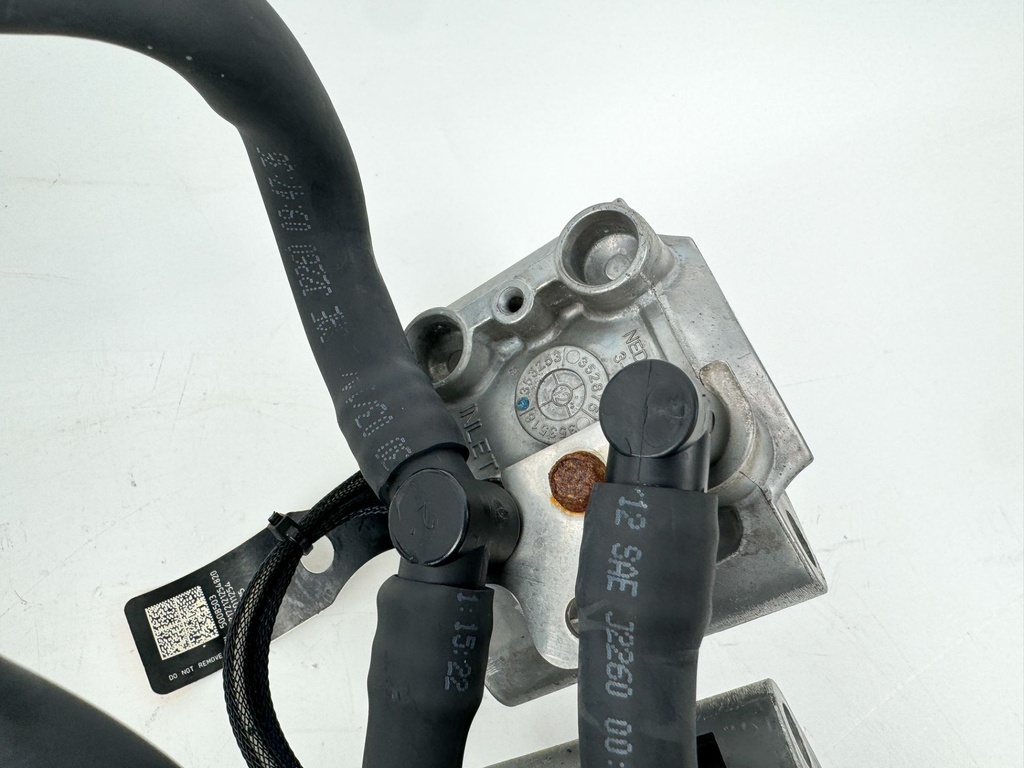 2013 Evinrude 150 HP 2 Stroke Outboard Fuel Injector Set W/ Rail 5007765 OEM