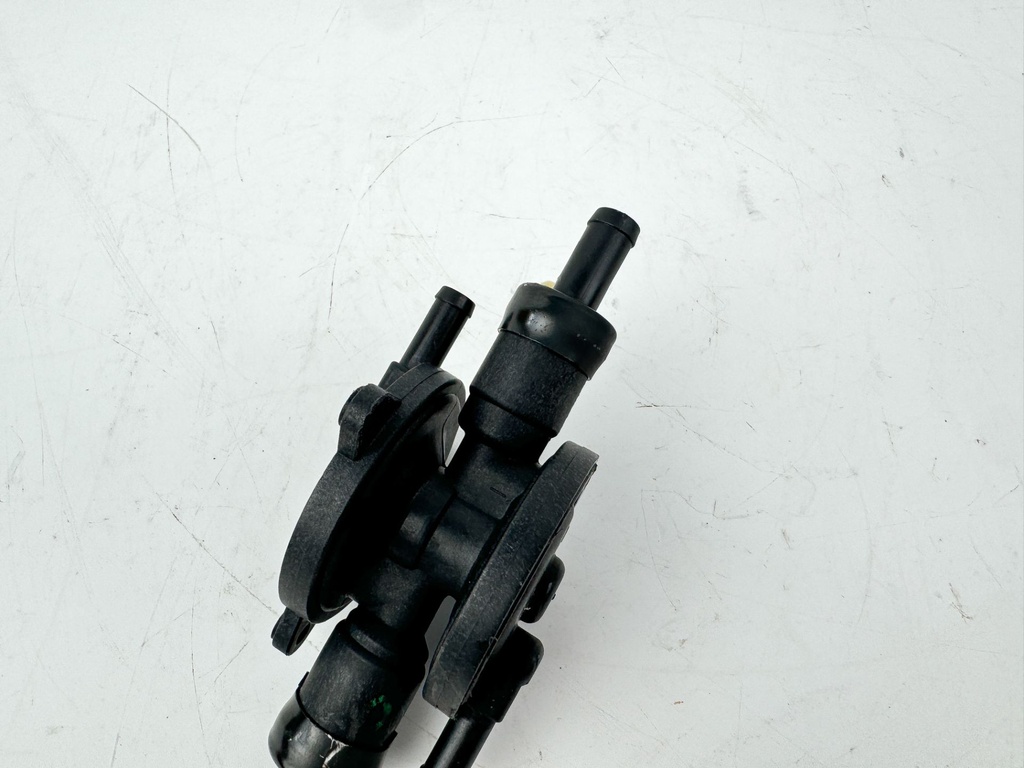 2013 Evinrude 150 HP 2 Stroke Outboard Fuel Lift Pump 5007727 OEM