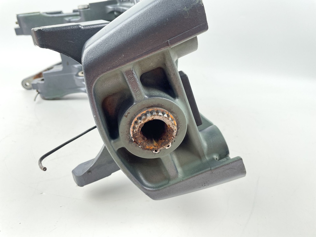 2006 Yamaha 150 HP 4 Stroke Outboard Swivel Bracket 64E-43311-10-8D OEM