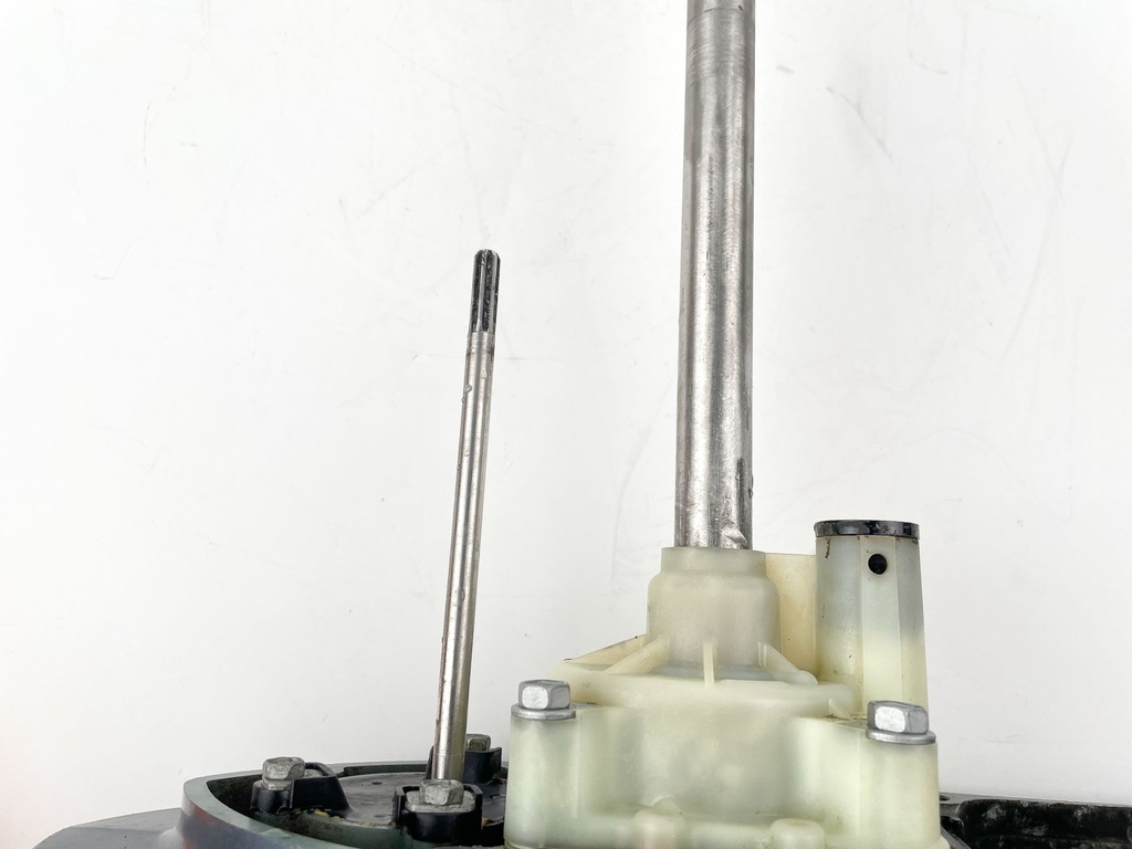 2004 + Yamaha 150HP 4 Stroke 25" Shaft Lower Unit Gear Case 63P-45300-17-8D RH