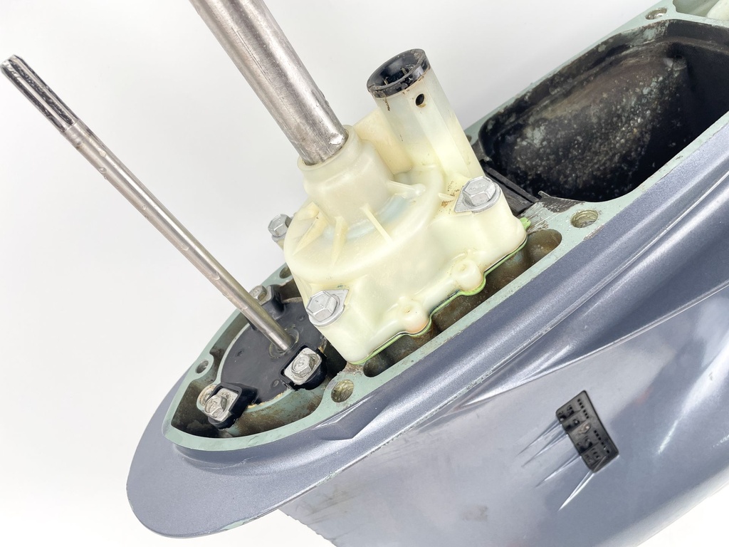 2004 + Yamaha 150HP 4 Stroke 25" Shaft Lower Unit Gear Case 63P-45300-17-8D RH