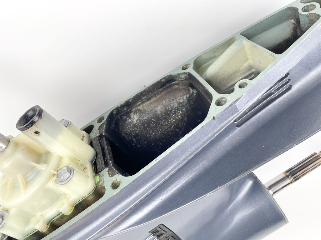 2004 + Yamaha 150HP 4 Stroke 25" Shaft Lower Unit Gear Case 63P-45300-17-8D RH