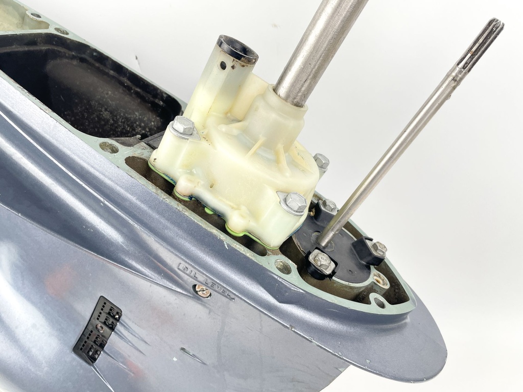 2004 + Yamaha 150HP 4 Stroke 25" Shaft Lower Unit Gear Case 63P-45300-17-8D RH