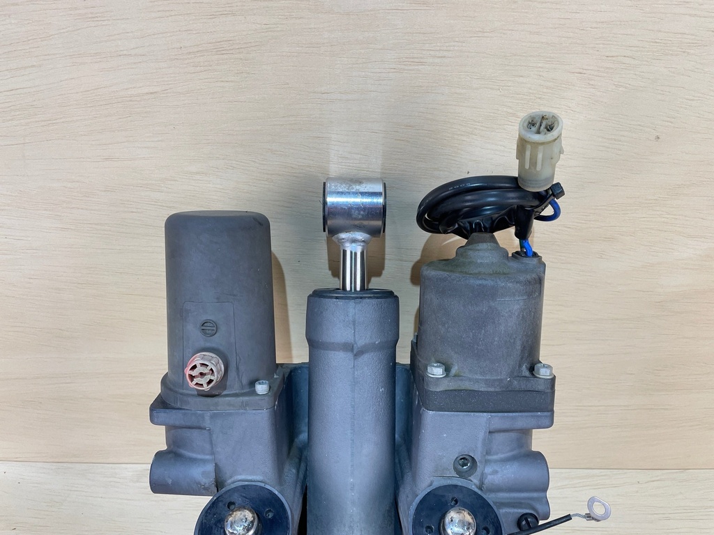 2006 Suzuki 200HP DF200 Trim & Tilt Unit 48503-93J10