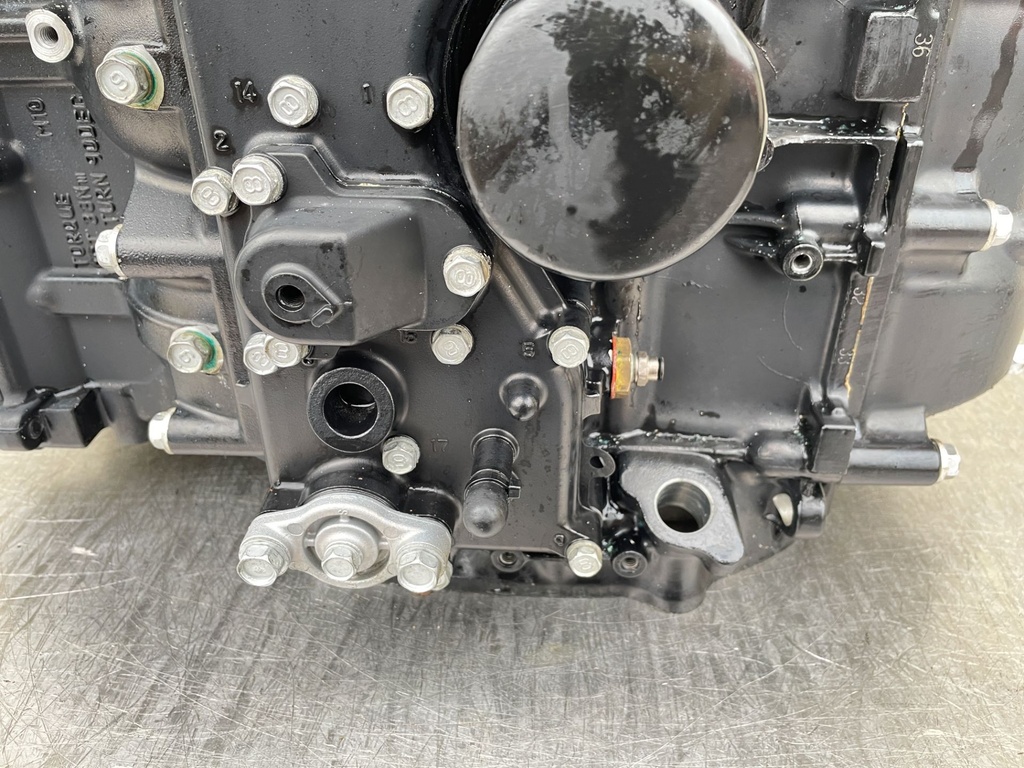 2001 - 2005 Yamaha F 80 90 100 HP 4 Stroke Outboard Powerhead Crankcase Assembly