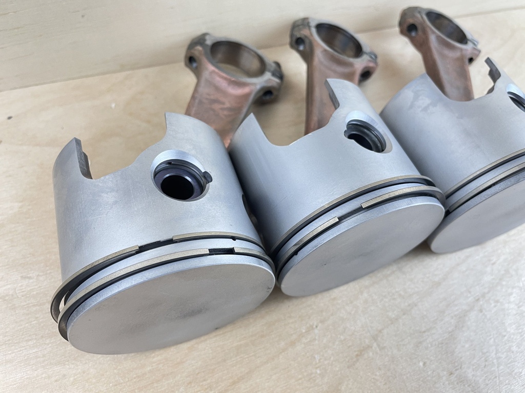 1996 Mercury 150HP 2 Stroke Starboard Side Piston Set Standard 7441A32