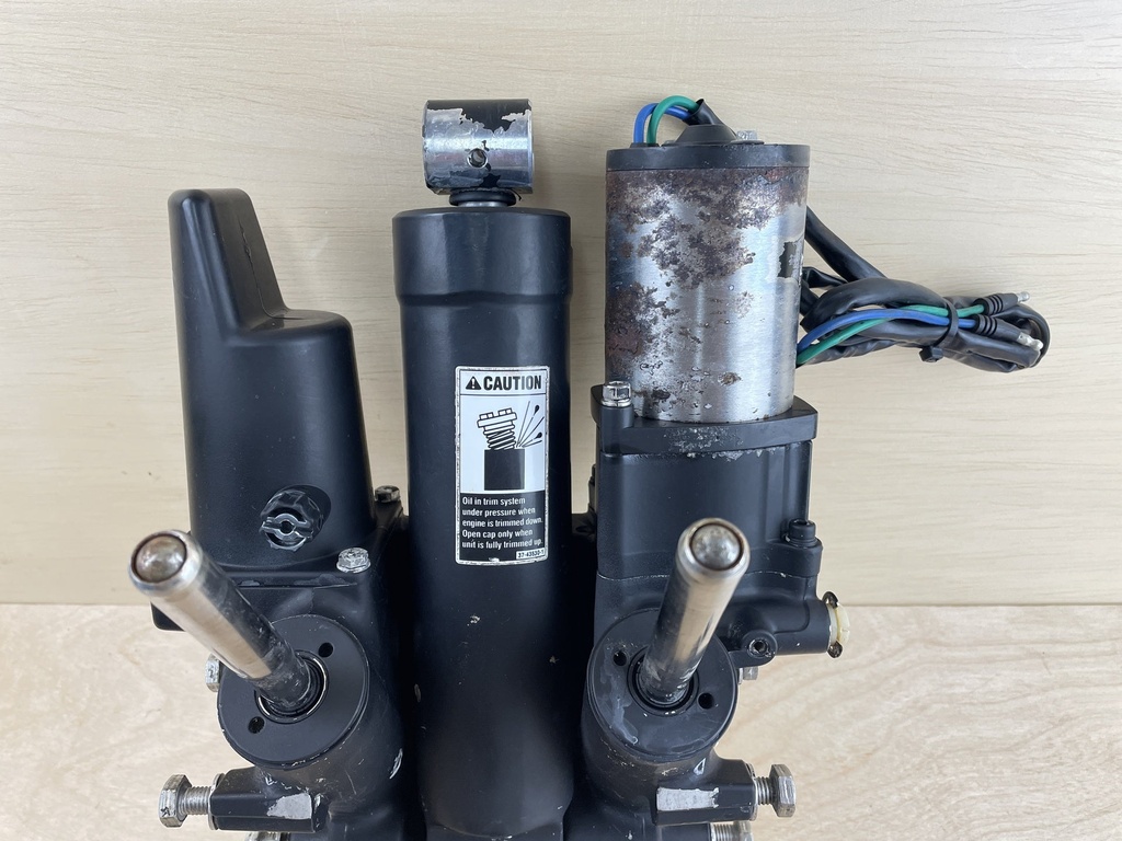 1996 Mercury 150HP 2 Stroke Outboard Power Trim & Tilt Unit 8M0143219