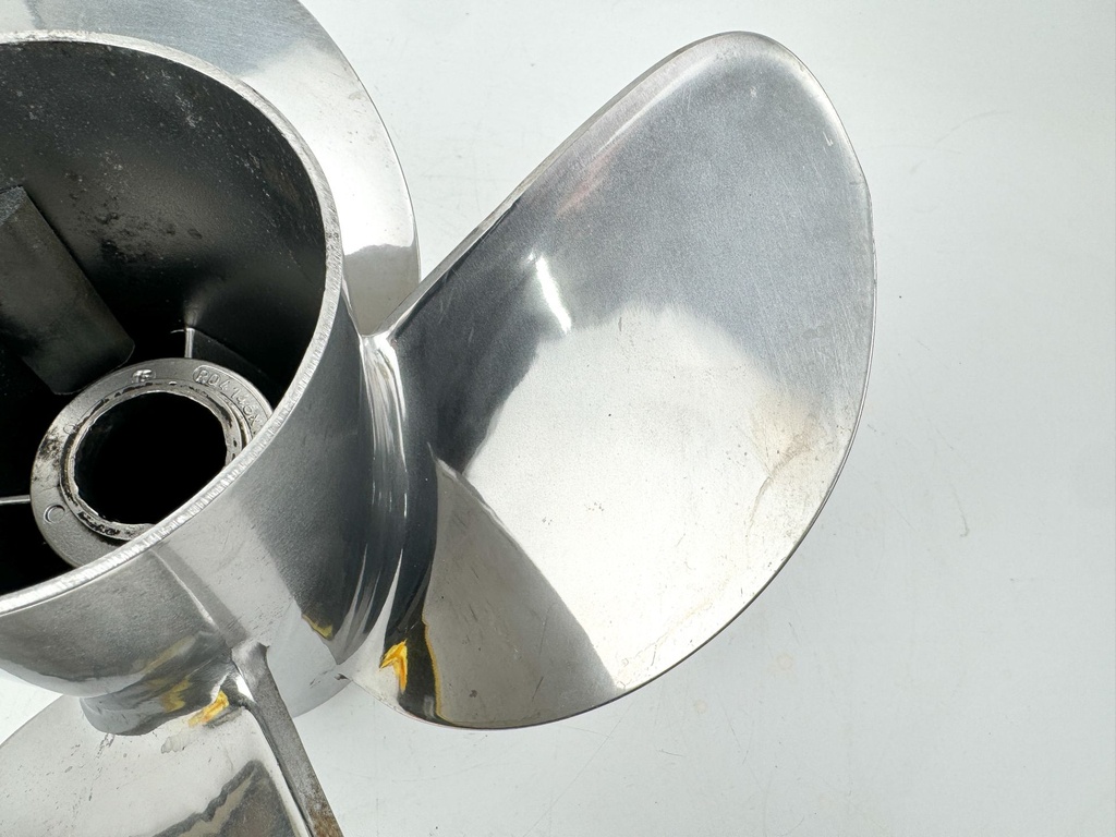Mercury Marine Revolution 4 Blade Prop Propeller 14.6 X 17P RH 8M0151317