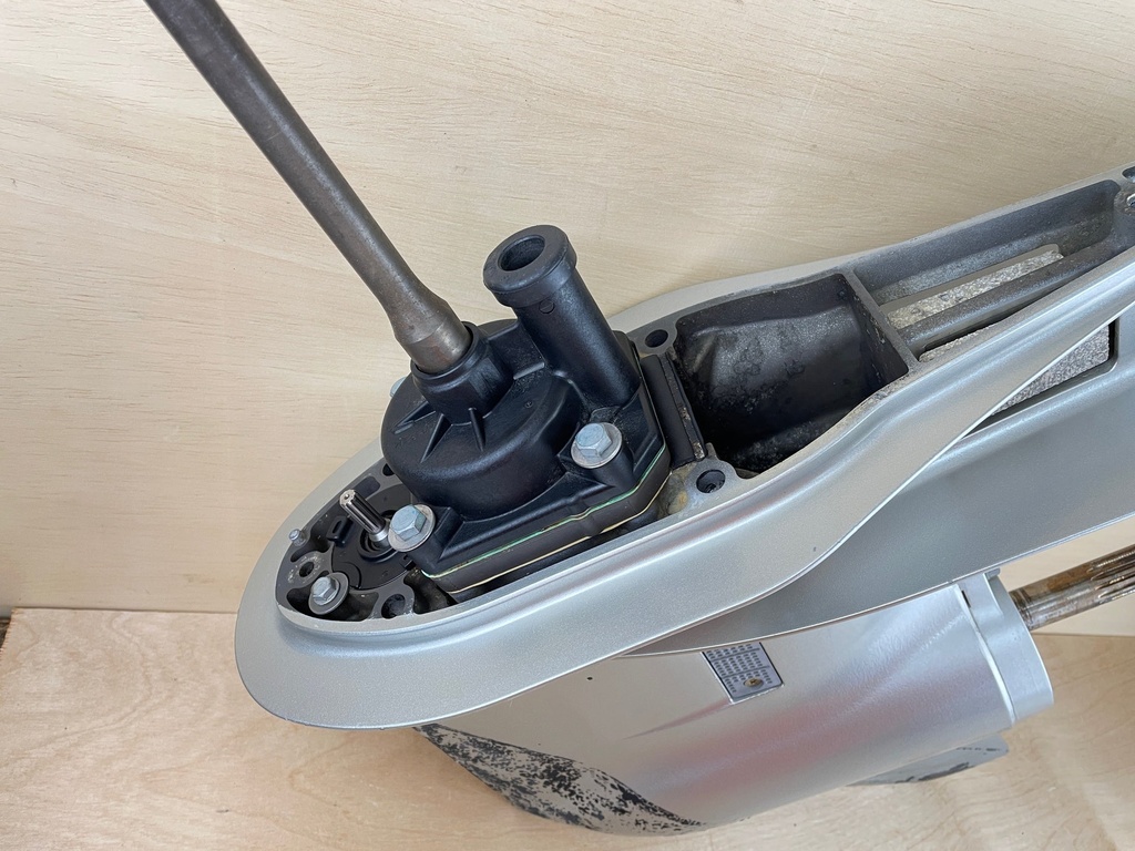 Honda 90HP 4 Stroke Outboard L 20" Lower Unit Gear Case RH 41100-ZZ0-040ZA