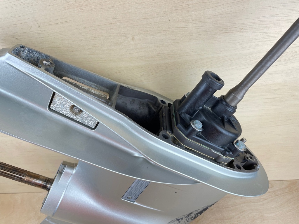 Honda 90HP 4 Stroke Outboard L 20" Lower Unit Gear Case RH 41100-ZZ0-040ZA