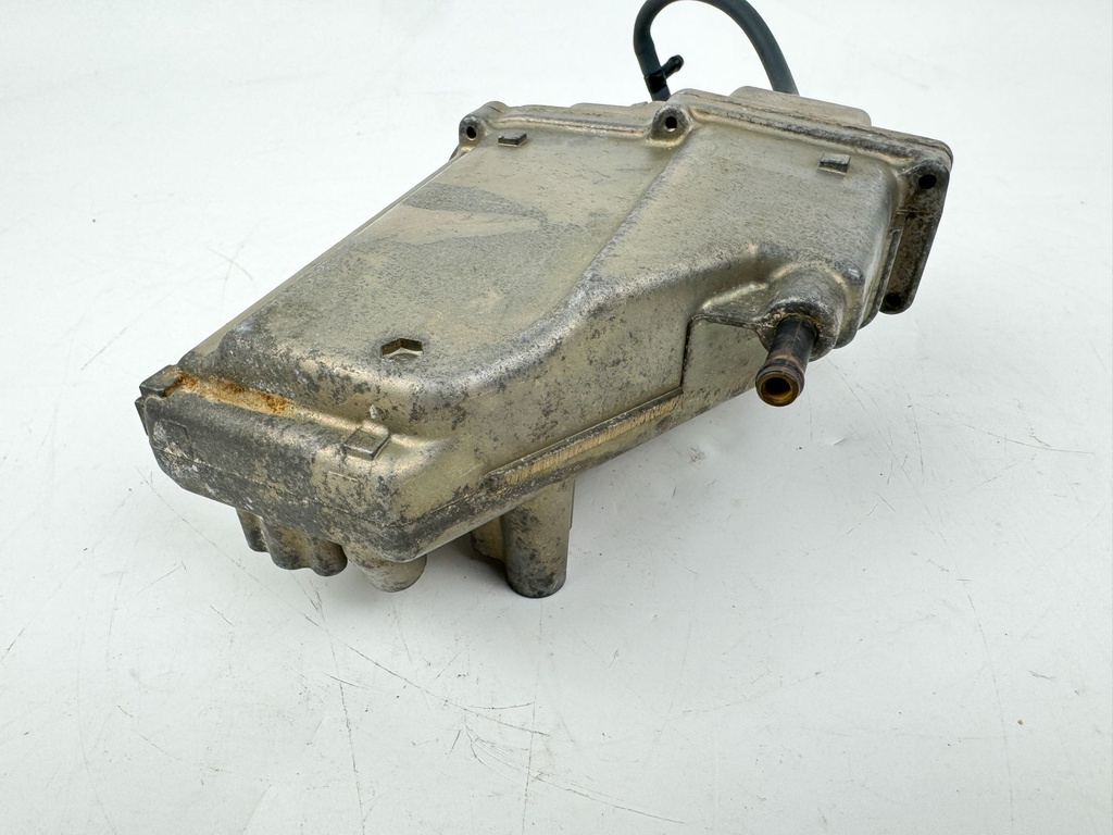 2005 Yamaha 115 HP 4 Stroke Outboard VST Float Chamber Assembly OEM