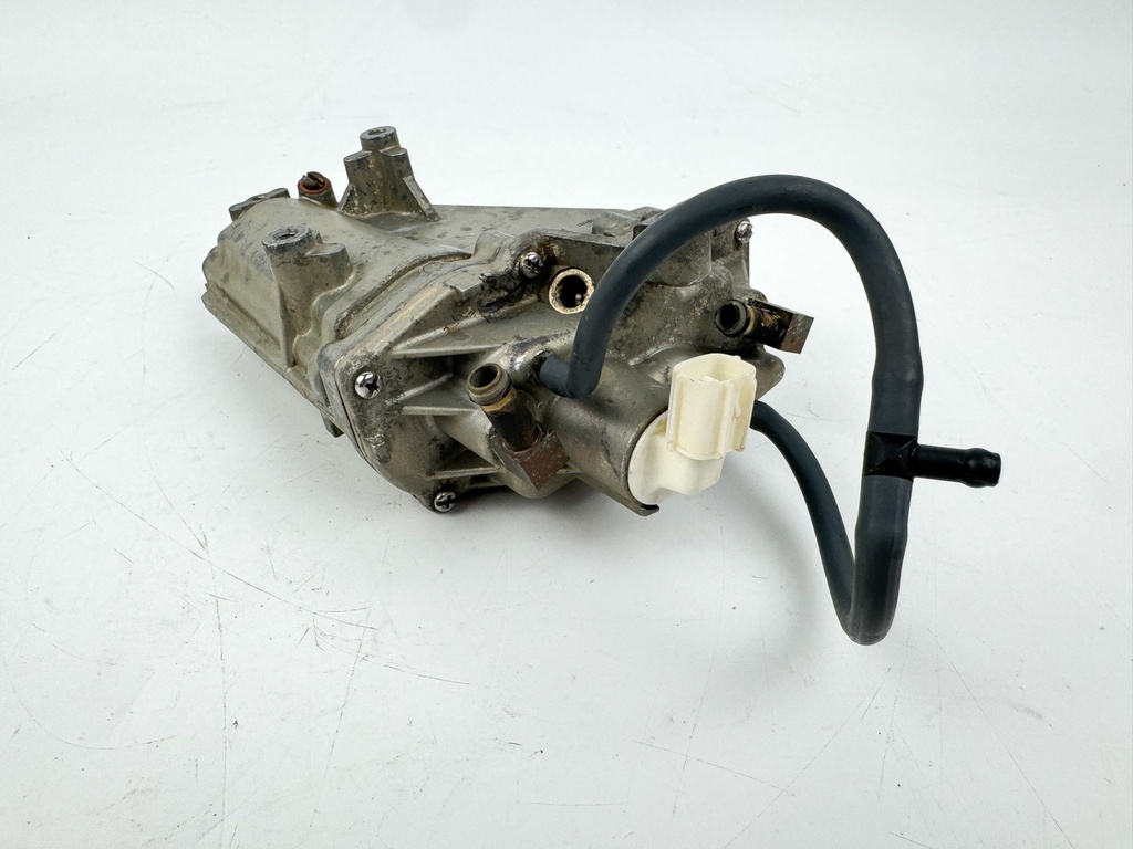 2005 Yamaha 115 HP 4 Stroke Outboard VST Float Chamber Assembly OEM