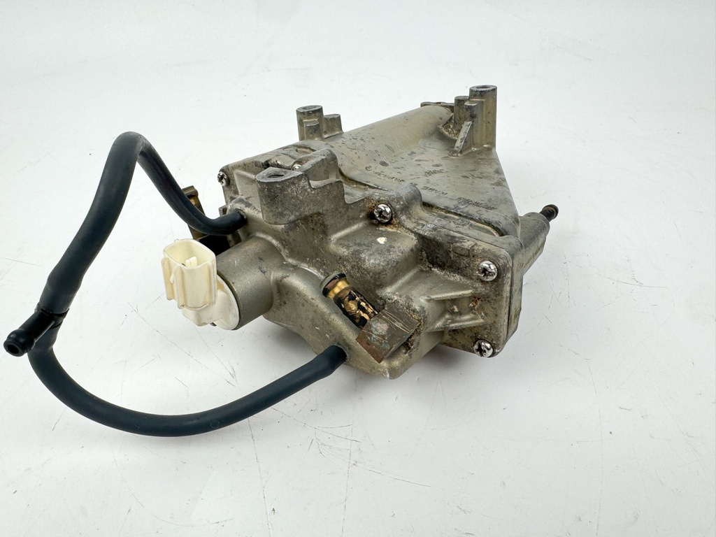 2005 Yamaha 115 HP 4 Stroke Outboard VST Float Chamber Assembly OEM