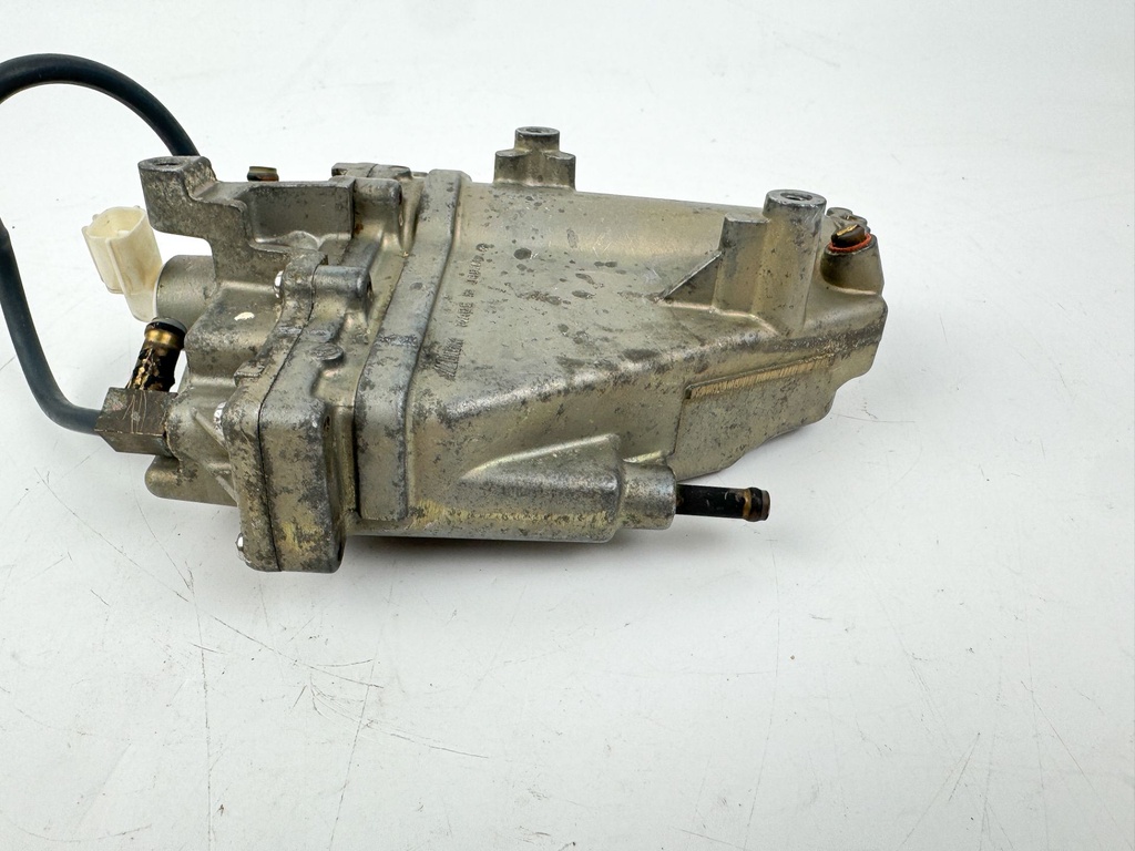 2005 Yamaha 115 HP 4 Stroke Outboard VST Float Chamber Assembly OEM