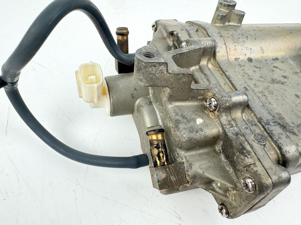 2005 Yamaha 115 HP 4 Stroke Outboard VST Float Chamber Assembly OEM