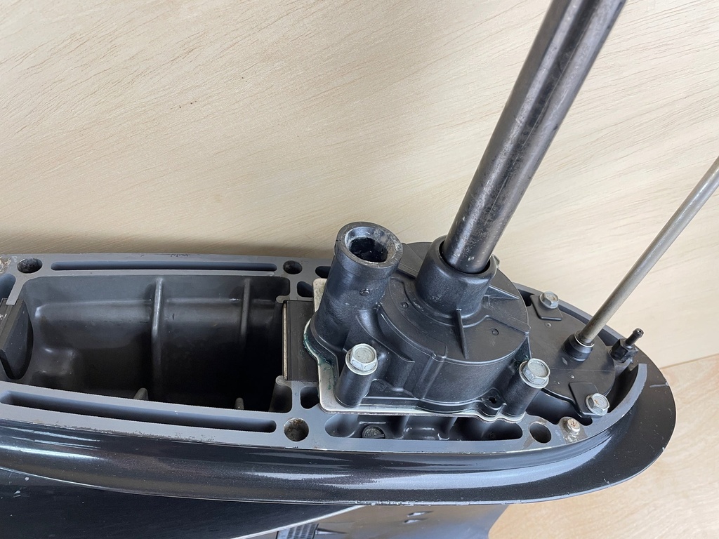 2011 Suzuki 300HP Outboard 30" XXL Lower Unit Gear Case 55110-98J01-0EP RH