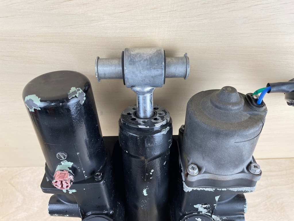 2011 Suzuki DF300 300HP 4 Stroke Outboard Power Trim & Tilt Assembly