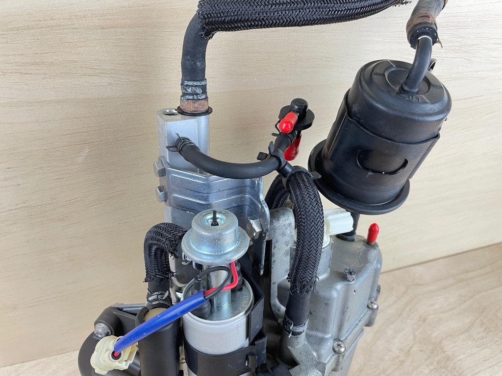 2011 Suzuki DF300 300HP Outboard Fuel Pump Vapor Separator Tank 15600-98J01